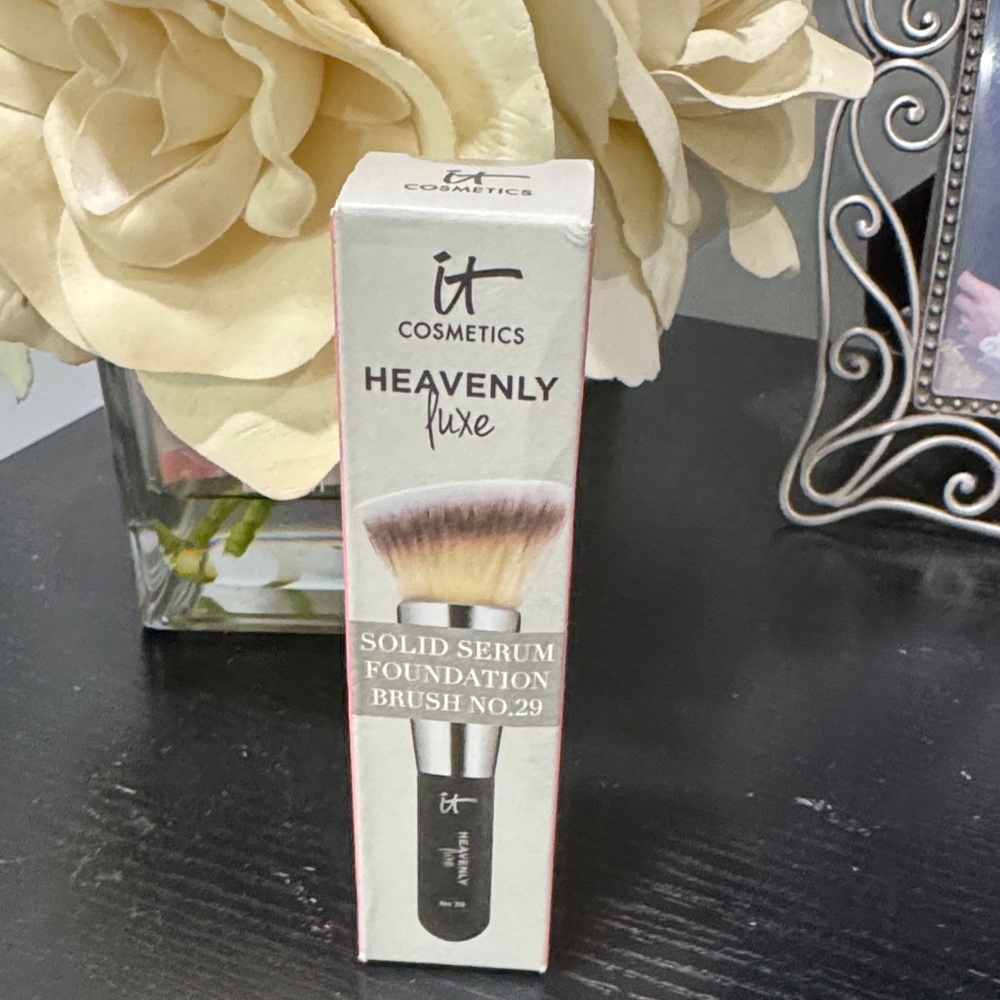 IT Cosmetics Solid Serum Foundation Brush No. 29 Blurring Finish-Discontinued!